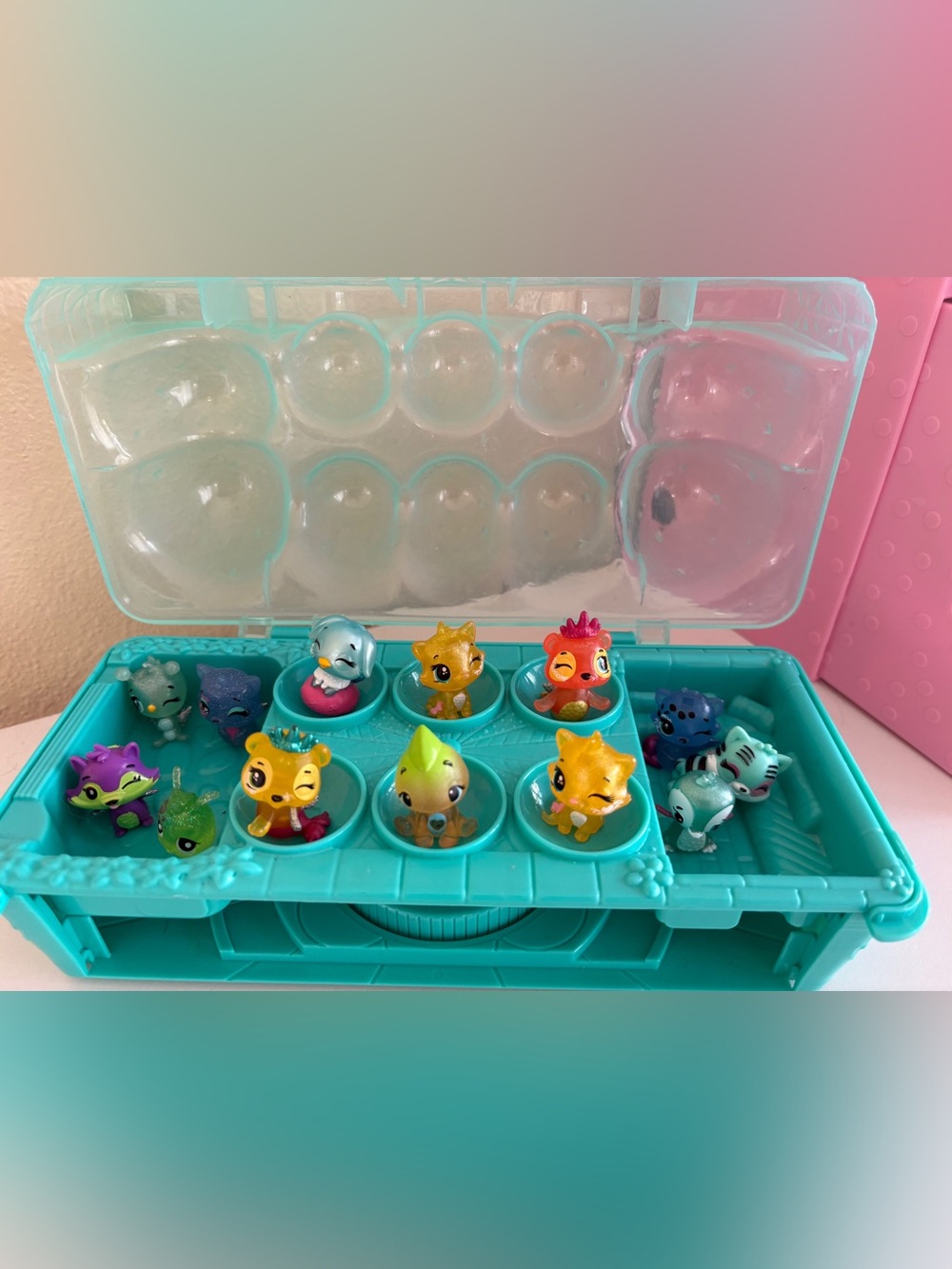 Hatchimals carrying case with 15 hatchimals
